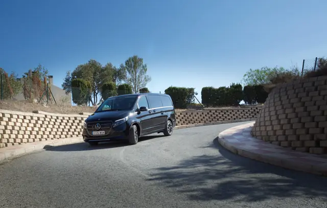 Clase V circulando por una carretera de la costa de Alicante