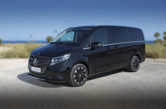 Mercedes Clase V Avantgarde negro obsidiana aparcado frente al mar